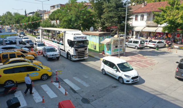 TIR üstünde marşlar çalınarak vatandaşların bayramını kutlandı.