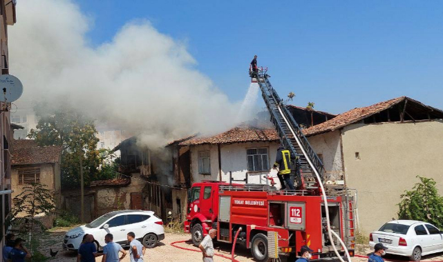 Tokat'ta 2 katlı metruk ev alevlere teslim oldu