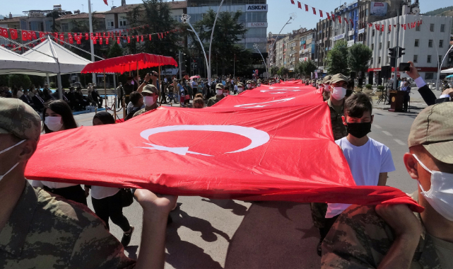 Zafer Bayramında 60 metrelik bayrakla yürüdüler