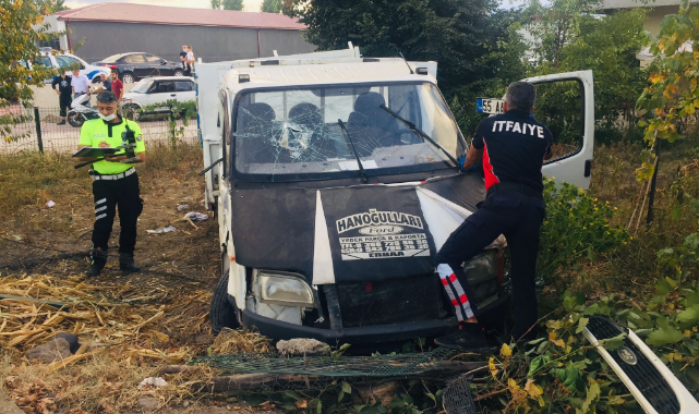 Beton direğe çarpan kamyonet bahçeye girdi: 1 ölü, 1 yaralı
