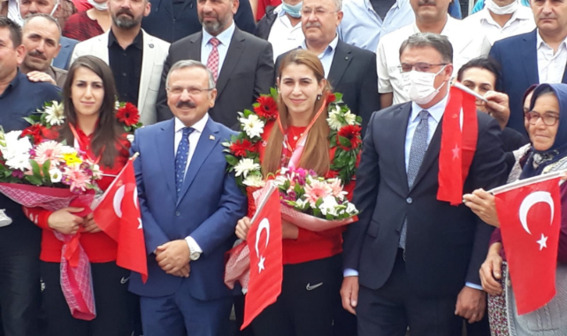 Tokyo Paralimpik Oyunları'nın altın kızlarına coşkulu karşılama