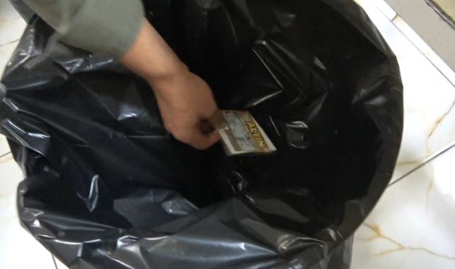 200 bin lirayı çöpe attı, oğlunun dikkati parayı kurtardı