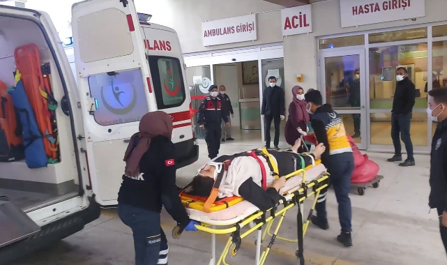 Lastiği patlayan otomobil su tahliye kanalına çarptı: 4 yaralı