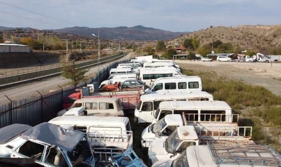 Sahiplerinin alamadığı yüzlerce araç Yediemin otoparkında çürüyor