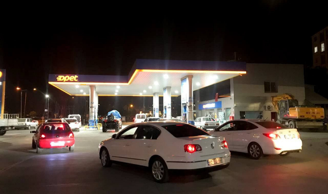 Zam haberi sonrası benzin istasyonlarında kuyruklar oluştu
