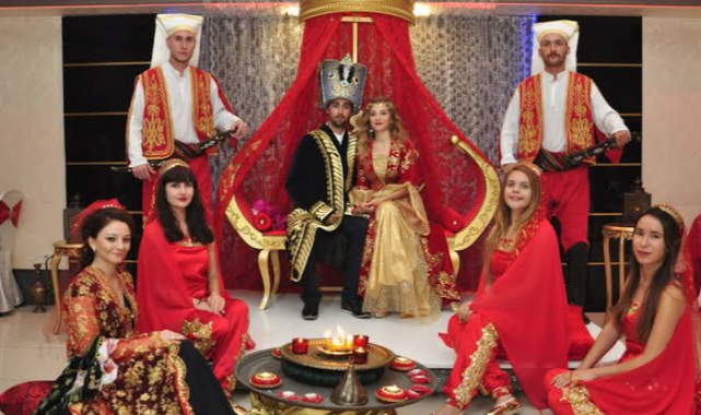 Desinlere yaşıyoruz