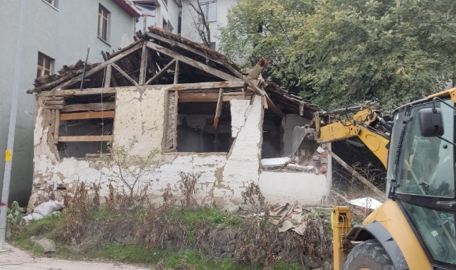 Niksar’da metruk binalar yıkılıyor