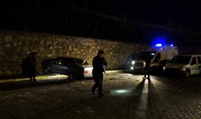 Otomobil kullanmayı öğrenirken duvardan uçtu: 2 yaralı
