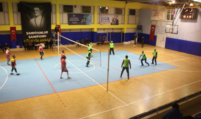 Almus'ta kurumlar arası voleybol turnuvası