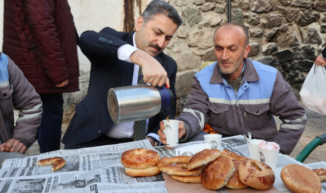 Başkan Eroğlu'ndan belediye işçilerine çay ile simit ikramı