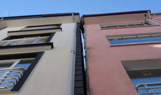 Çökme riski taşıyan apartman havadan görüntülendi