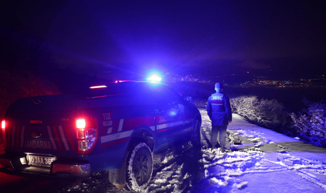 Karda yolda kalanlara jandarma yardımı