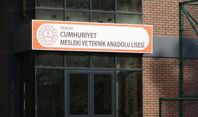 Öğrenci, müdür yardımcısını bıçakladı