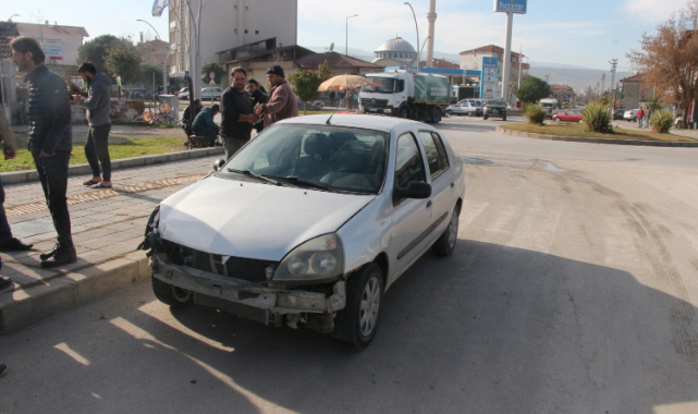 Otomobiller çarpıştı: 2 yaralı