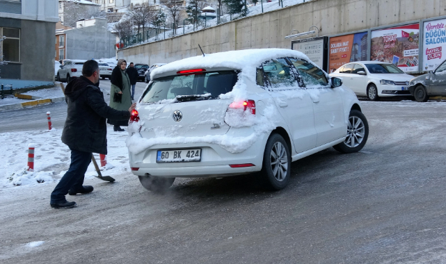 Tokat’ta buzlanma sürücülere ve yayalara zor anlar yaşattı