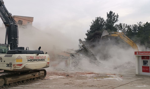 Bina yıkılırken tehlikeye aldırış etmeden para çektiler