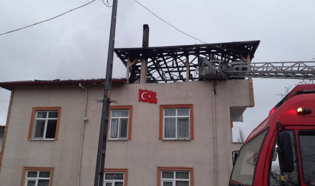 Çatısı yanan komşusuna yardım ederken akıma kapılıp öldü