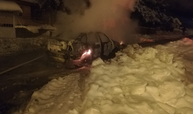 Seyir halindeki otomobil alev alev yandı