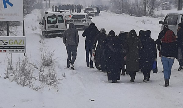 Tokat'ta yoğun kar yağışı; sürücüler zor anlar yaşadı