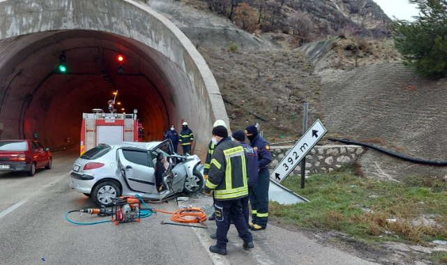 Amasya’da otomobil tünel girişine çarptı: Anne ve oğlu can verdi