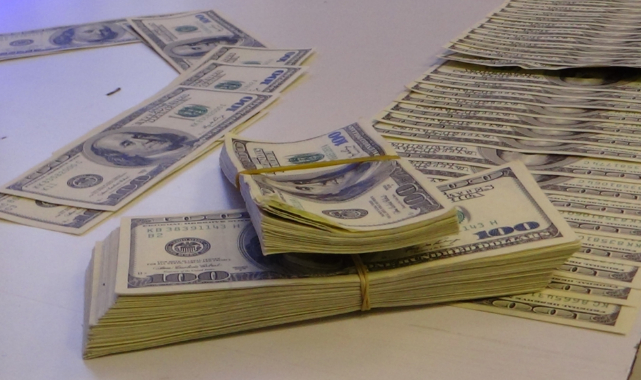 ATM'ye sahte dolar yatırıp gerçek para çeken şüphelilerden 2'si tutuklandı