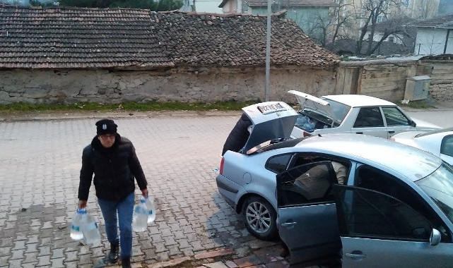 Komşularının talebini geri çevirmedi, bidonlarla su taşıyor