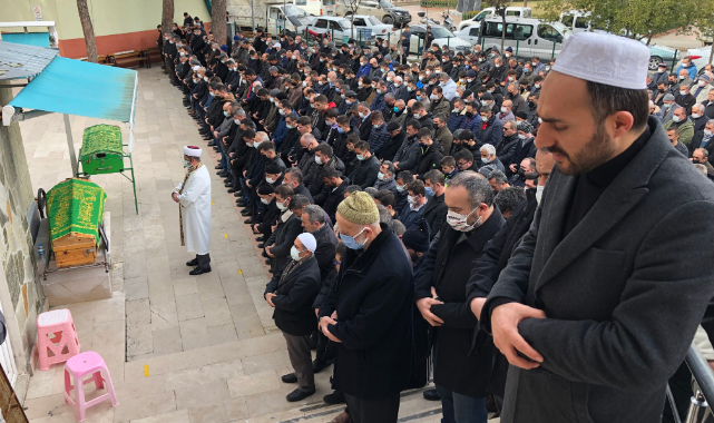 Ölen sahibinin tabutunun başından biran olsun ayrılmadı