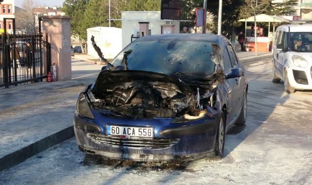 Otomobil alevlere teslim oldu
