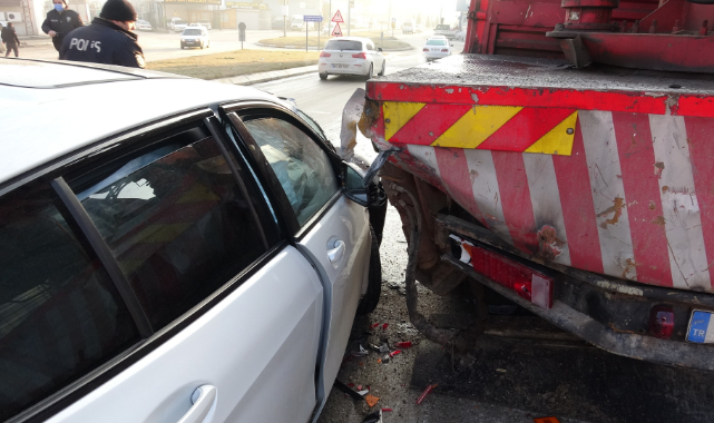 Su borusu patladı, buzlanan yol kazaya neden oldu