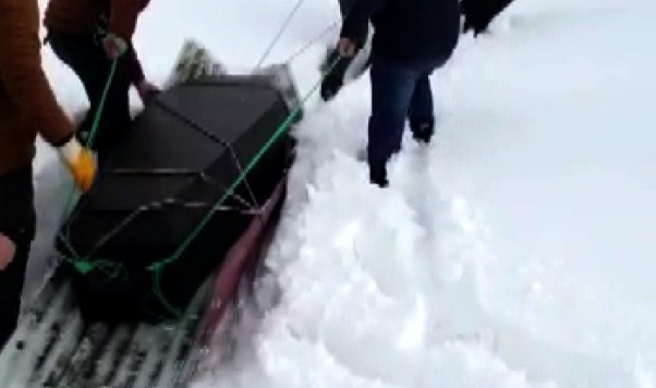 Tabutları kızakla çektiler