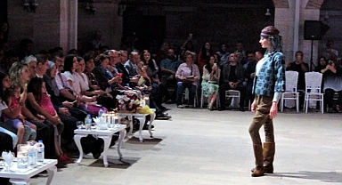 Deveciler Hanı'nda defile