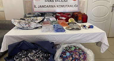 Piyasa değeri 78 bin TL olan kaçak oto aydınlatma parçaları ele geçirildi