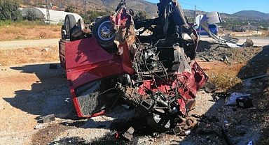 Durağa çarpan kamyonet devrildi: Yaralılar var