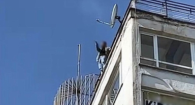 7 katlı iş hanının çatısından atlarken son anda kurtarıldı