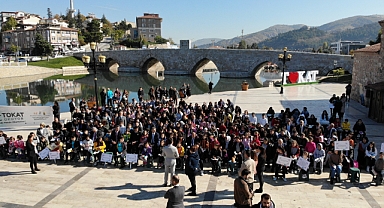 771 yıllık köprü yanında kitap okudular