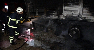 Alev alan tırın lastiğini kürekle toprak atıp söndürmeye çalıştı