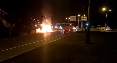 Alev topuna dönen otomobilin görüntüleri cep telefonu kameralarına yansıdı