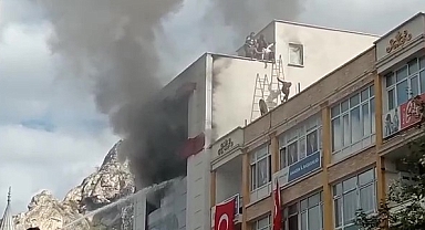Amasya'da 5 katlı iş yerinde yangın: Çatıda mahsur kalan 5 çalışan kurtarıldı