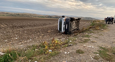 Amasya'da minibüs devrildi 3 kişi yaralandı