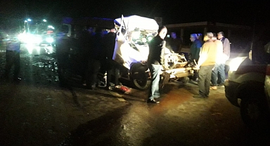 Amasya’da minibüsün tıra çarptığı kazada sürücü ve eşi hayatını kaybetti