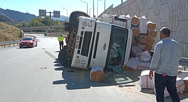 Amasya’da saman yüklü kamyon devrildi