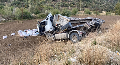  Amasya’da tahıl yüklü tır devrildi