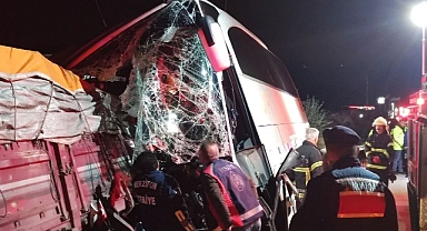 Amasya’da yolcu otobüsüyle kamyonun çarpıştığı kazada 2 kişi öldü, 20 kişi yaralandı