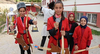 Amasyalı okçu kızlar emanet yaylarla şampiyonluğa ulaştı