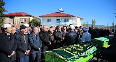 Ankara'da yol verme kavgasında öldürülen iki kardeşin cenazesi Tokat'ta defnedildi