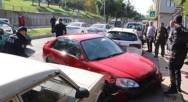 Direksiyon hakimiyetini kaybeden sürücü karşı şeride daldı: 2 yaralı