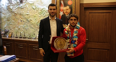 Dünya 2’ncisi güreşçi Ahmet Duman'a coşkulu karşılama