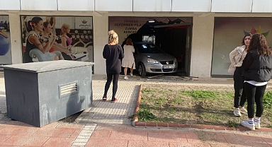 Fren yerine gaza basınca spor salonuna daldı