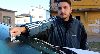 Hava sıcaklığı sıfırın altına düştü, araç camları buz tuttu