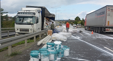 İnşaat malzemesi yüklü tır, bariyerlere çarparak refüje girdi